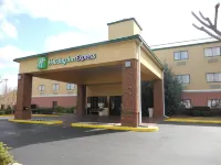 Holiday Inn Express & Suites Birmingham South - Pelham Hotels near Warrior Park Baseball Fields