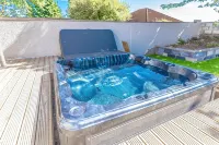 Lovely 1-Bed Cottage in Kelty with Hot Tub Hotels in Kelty