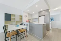 Kozyguru | Mascot | 2Bed 2Bath-Free Double-Parking