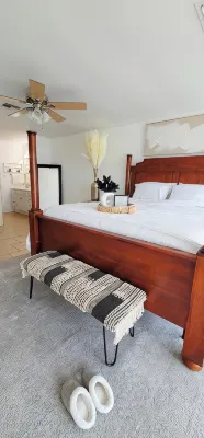 M&K's Charming 3-bedroom house by the Bay in lovely Corpus Christi with AC, WiFi 鄰近Oso Bridge Plaza的酒店