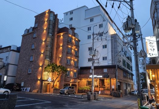 부엉이 호텔 외관 이미지