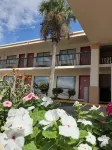 Hole Inn the Wall Hotel - Fort Walton Beach - Sunset Plaza - Nearby Beaches & Hurlburt