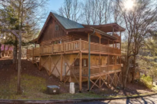 Moose Tracks 3 Bedroom Cabin by Redawning