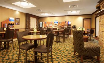 Holiday Inn Express & Suites Morris
