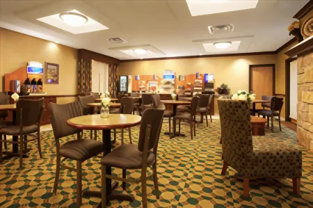 Holiday Inn Express & Suites Morris