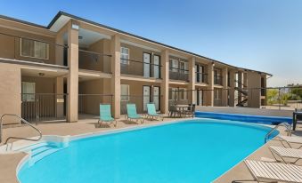 Travelodge by Wyndham Kamloops Mountview