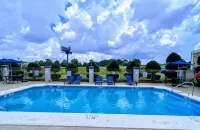 La Quinta Inn & Suites by Wyndham Prattville - プール