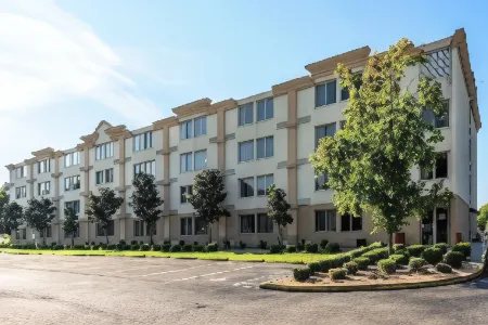 Ramada by Wyndham Birmingham Airport Отели в г. Джефферсон