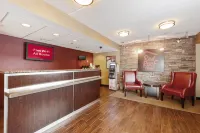 坦帕集市廣場 紅頂飯店