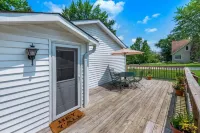 Steps to the Lake- Cozy 2 Bedroom Retreat