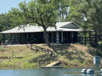 Grandpa’s cozy cabin in Arlington with WiFi, AC, grill,fishing, pedal boat,kayak
