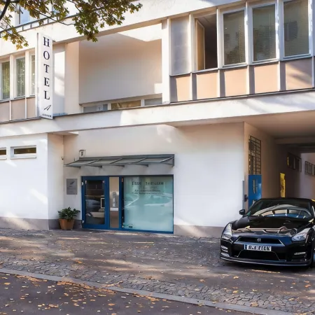 Hotel Ambiente Berlin City Отели рядом с достопримечательностью «Станция метро "Бундесплац"»