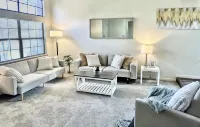 Charming 3-bedroom bungalow with WiFi and AC in delightful Folsom