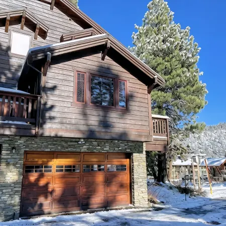 Luxurious condo with private hot tub, steps from the village and adventure!