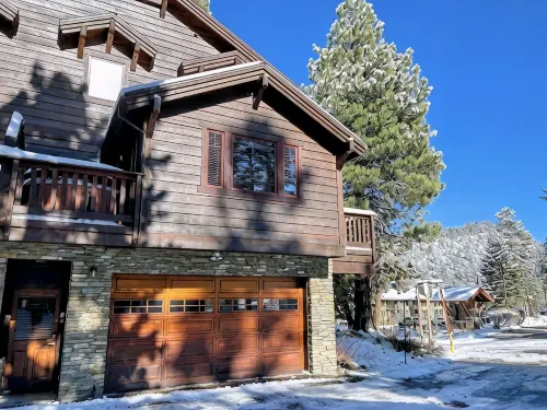 Luxurious condo with private hot tub, steps from the village and adventure! - 4 tähden