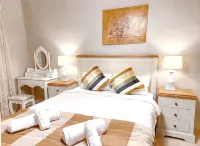 Modern 4BR Oasis in Heart of Glen Waverley - Homestays