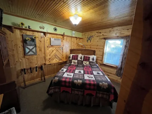 Mountain Peaks Inn, ELKHORN MOUNTAIN SUITE, Downtown Hill City - Hytter