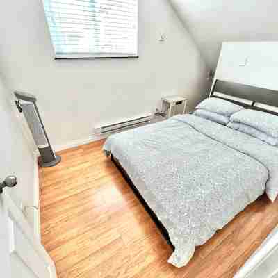Cozy 2-bedroom guesthouse in a convenient location Rooms