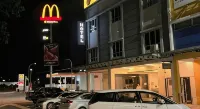 Coastline Hotel - parkir