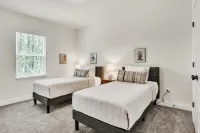 Family & Pets Welcome: 2BR in DT Greer w/ Fire Pit