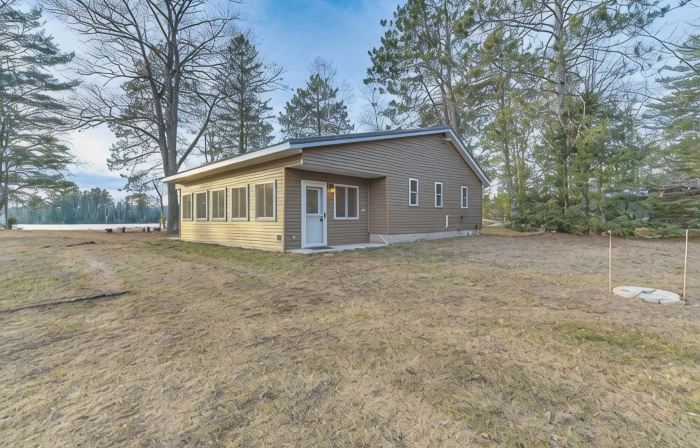 Spacious 3-Bedroom Cabin on Beautiful Blueberry Lake