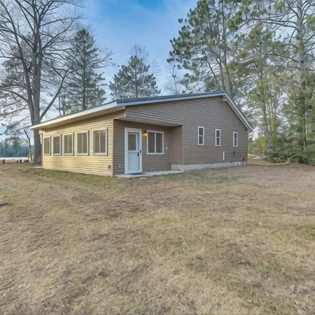 Spacious 3-Bedroom Cabin on Beautiful Blueberry Lake