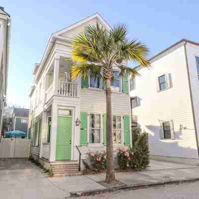 THE DELPHINE Luxury Downtown Charleston Villa, 1 Block to King + Private Pool Hotel Exterior