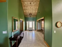 Charming Hilltop Hideaway Lodge in Blossom TX-4 bedroom- Sleeps up to 25