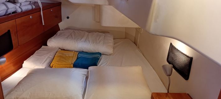 Large 3-cabin sailboat for a unique experience! 세테 호텔