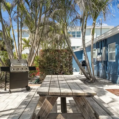 Explore Manasota Key, Walk to beach, bikes, kayaks in charming 1-bedroom cottage