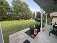 Charming pet friendly 3-bedroom 2 Bath house with WiFi, AC in fabulous Energy.