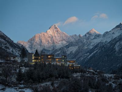 Siguniang Mountain Yangwangxingkong Snow Mountain Hotel