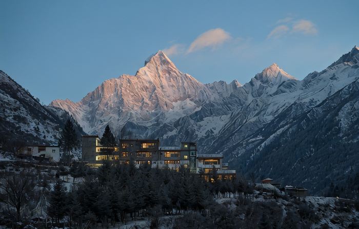 Siguniang Mountain Yangwangxingkong Snow Mountain Hotel[The best spot to view snow-capped mountains]