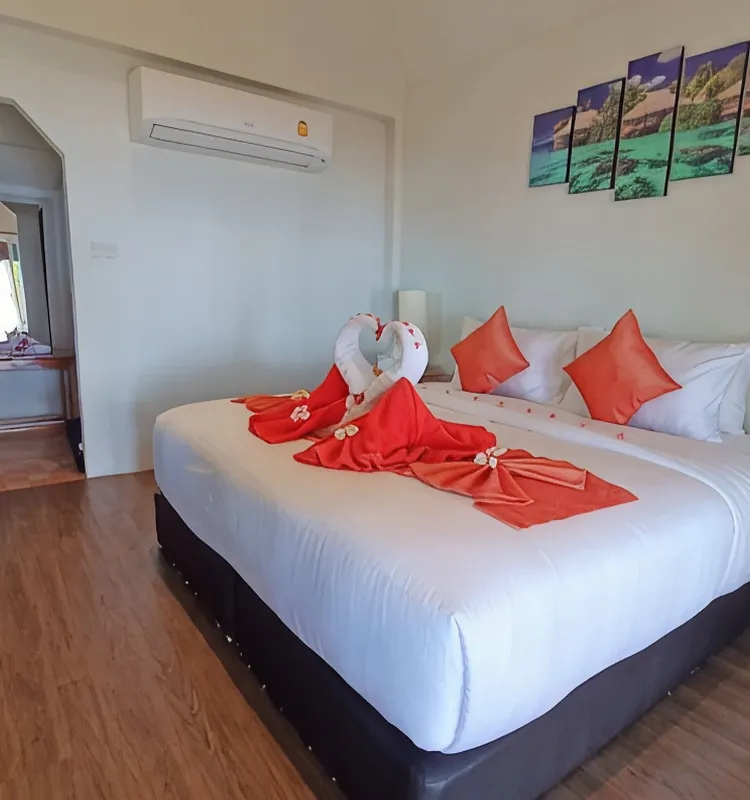ห้องเตียงใหญ่ พร้อมวิวทะเล