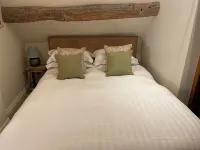 Stay in a 15 century Barn 20 minutes from Stratford on Avon - 3-Star