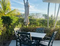 Generator, Golf cart avail., 2 BR beach villa in Treasure, WiFi, washer & dryer