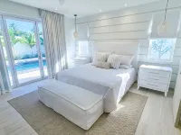 Luxe Private Pool Villa in Porters Place, Exclusive Beach Club Access, Gym & BBQ Hotels in Porters