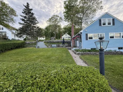 Charming 3-bedroom Lakehouse in Columbia with water views and dock
