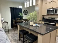 Quiet 2BR Retreat -Fenced yard -Modern Duplex - ห้องครัว