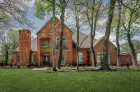 Large 5-bedroom house with WiFi, salt water pool, pool table and shuffle board! - 4-Star