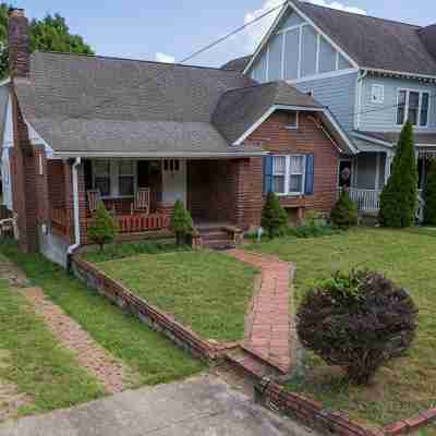 Your Crew Can Rest Well Here.  7 Beds in 5 Bdrms, Nice Yard, A+ Neighbors. Hotel Exterior
