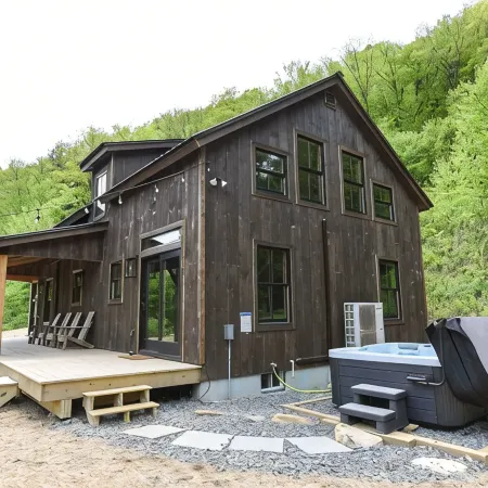 NEW Cozy 4-bedroom cabin with AC, WiFi, Hot Tub and Fire Place!