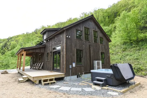NEW Cozy 4-bedroom cabin with AC, WiFi, Hot Tub and Fire Place! - Hytter