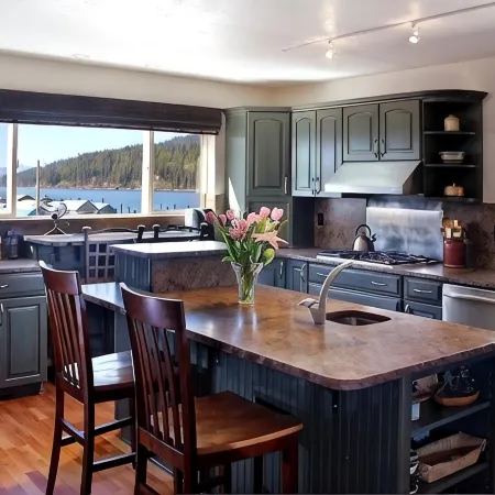 Waterfront Home-Great Boating/Fishing/Beach. Mountain Views, Close to Sandpoint
