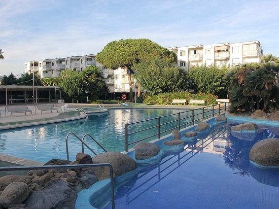 Apartamento con piscina y frente al mar