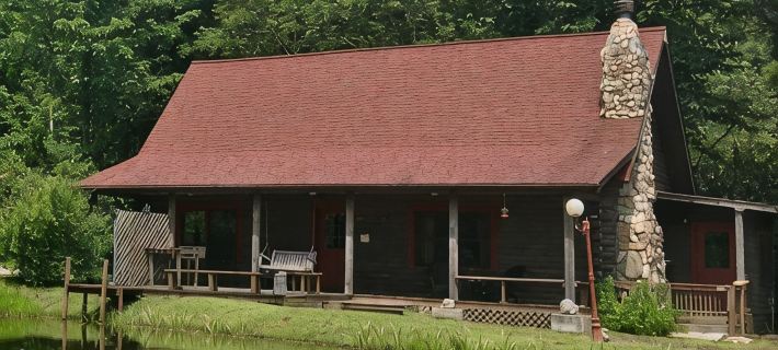 Cozy Mountain Cabin with pond one mile from the Blue Ridge Parkway Hotels in Mitchell County