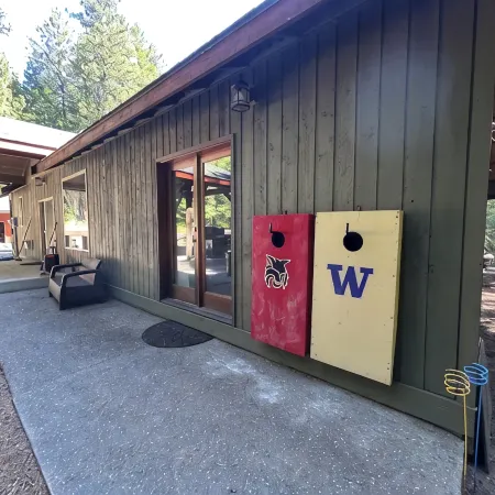Wilderness&Wanderlust. WiFi, pool access, trails,lake,town.Cabin life elevated.