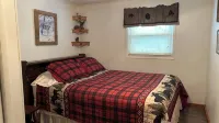 Charming 4-bedroom cabin with HOTTUB  in peaceful Upper Tract with WiFi, AC