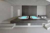 Ramada by Wyndham Dresden - Hot Tub