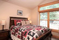 Large Home1blk to Hot Springs Pool, wraparound deck, Cinema Room, parking for 7